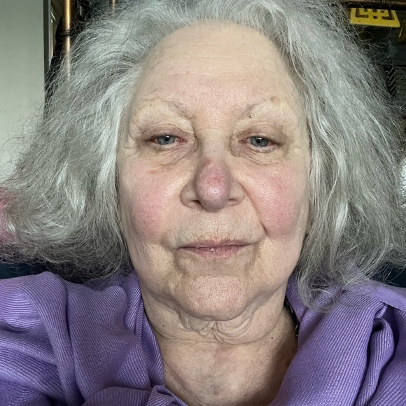 Meet your Posher, Stephanie - Picture 3 of 4